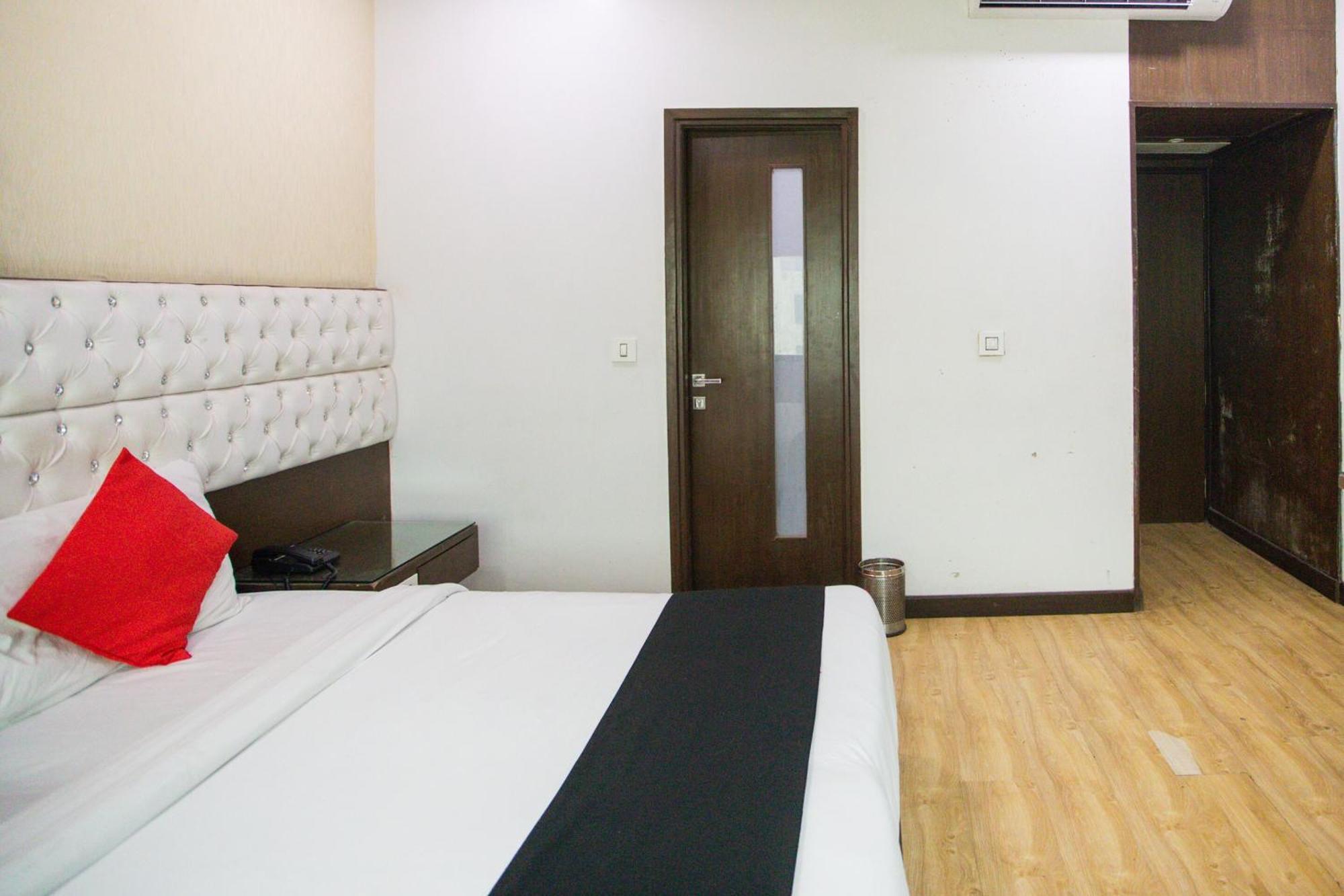 Hotel O Parktel Indirapuram Екстериор снимка
