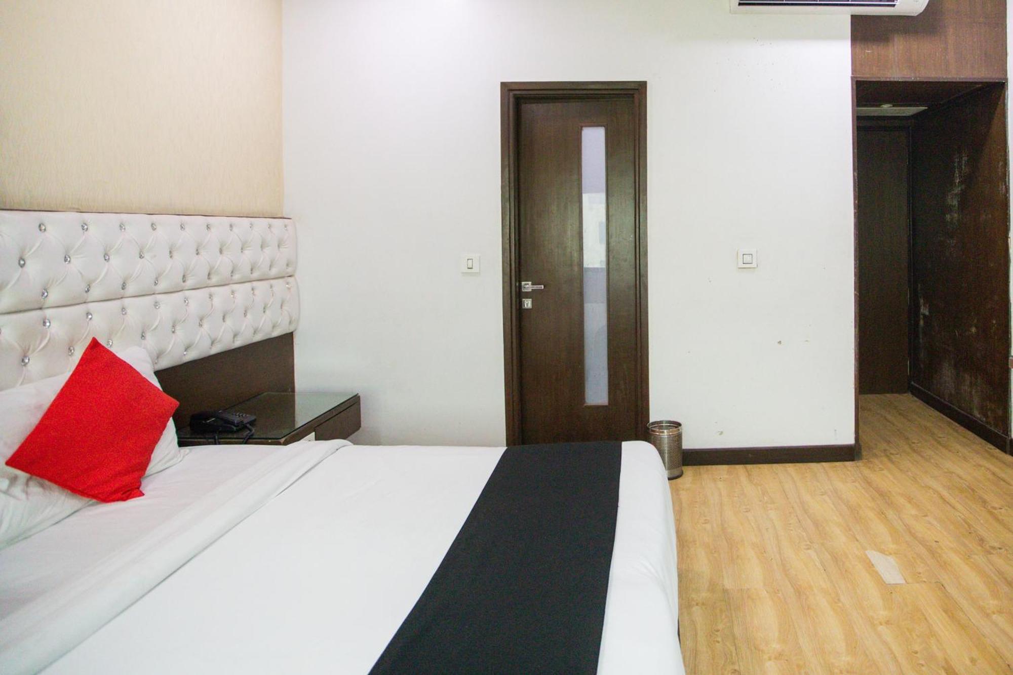 Hotel O Parktel Indirapuram Екстериор снимка