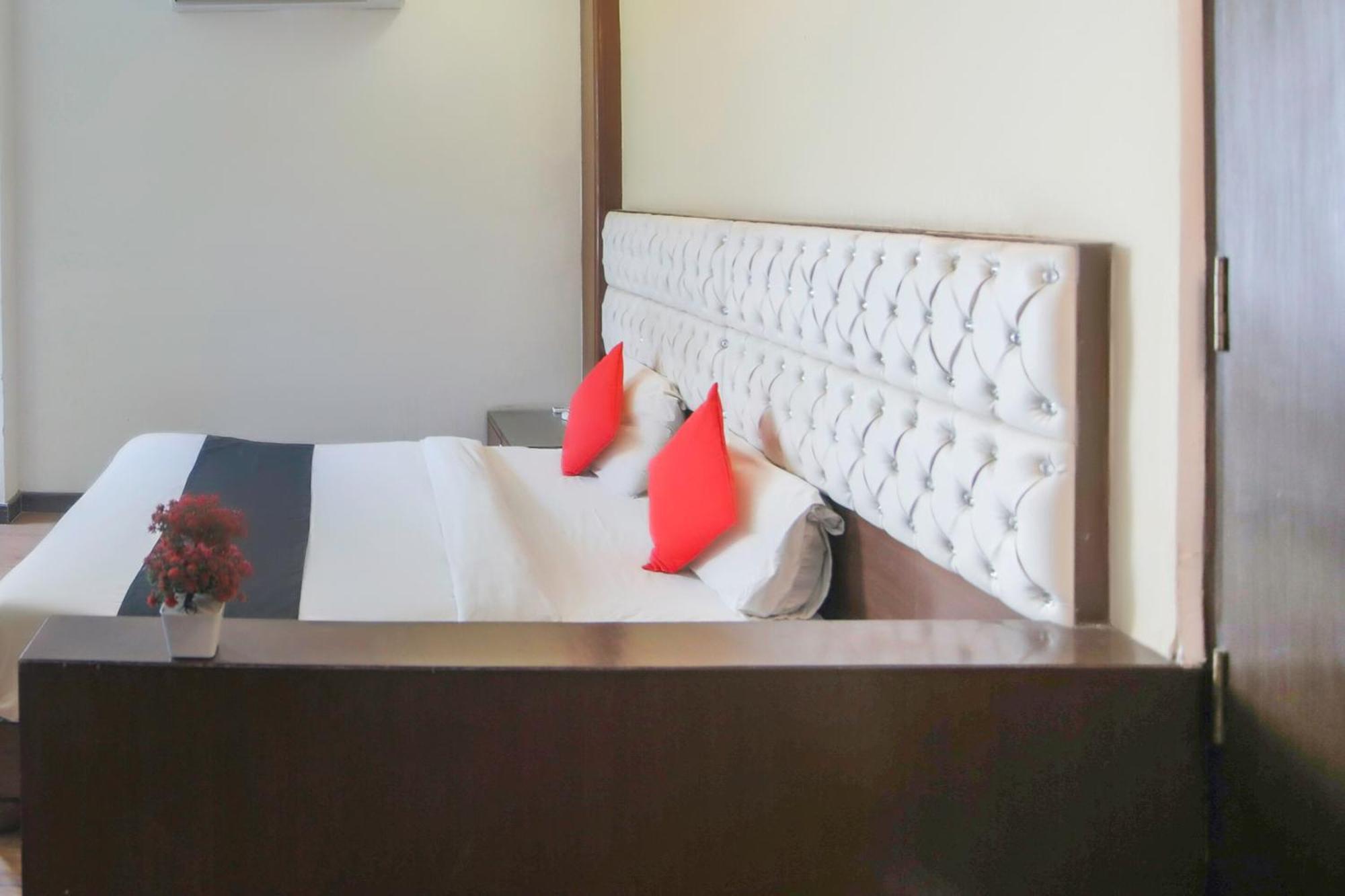 Hotel O Parktel Indirapuram Екстериор снимка