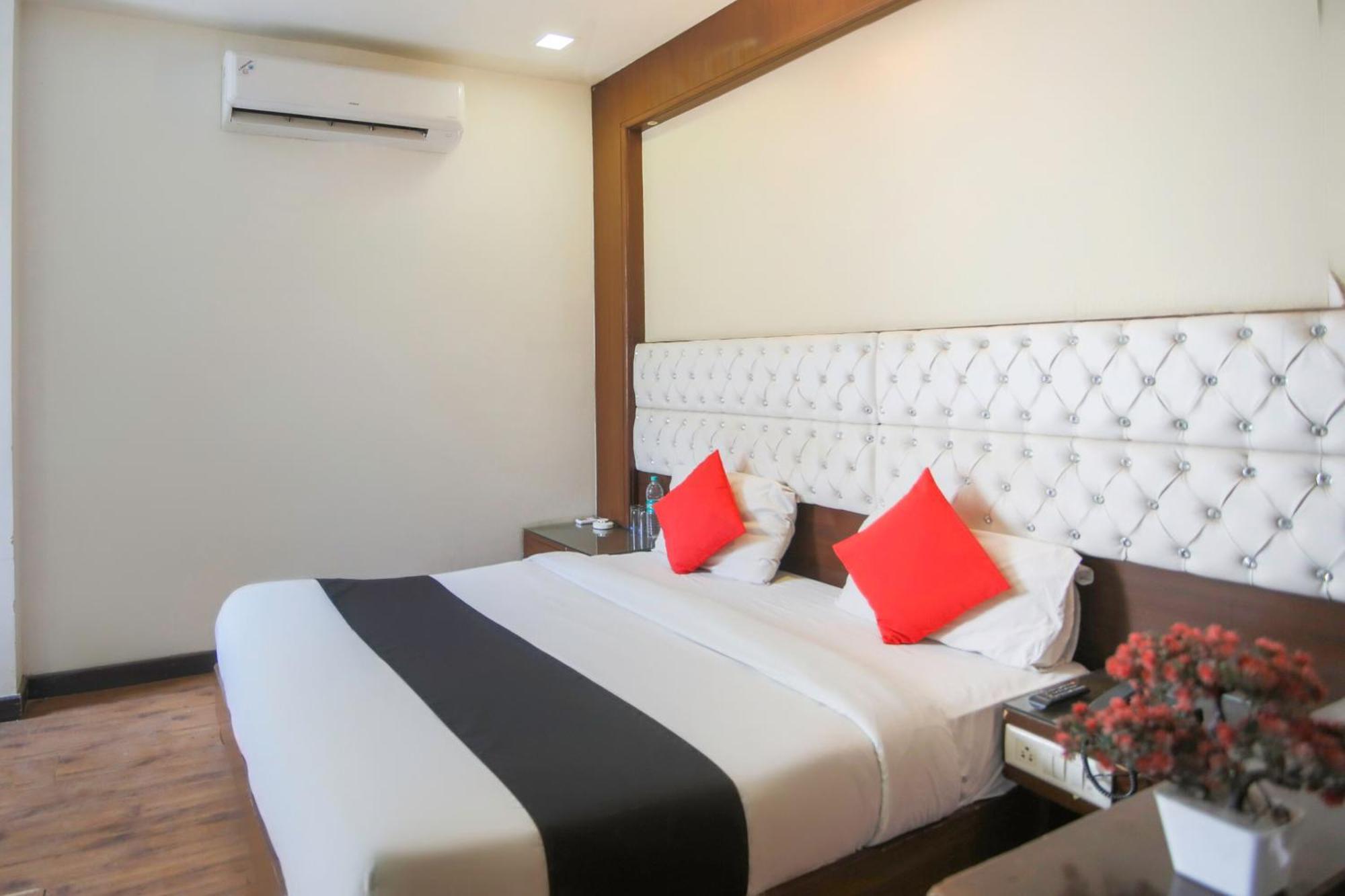 Hotel O Parktel Indirapuram Екстериор снимка